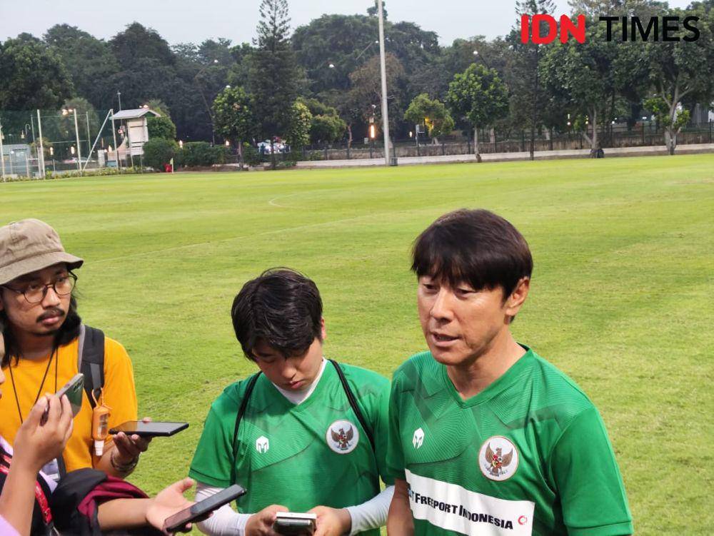 Shin Tae Yong saat memimpin latihan perdana Timnas U-23, Kamis (10/8/2023). (IDN Times/Tino).