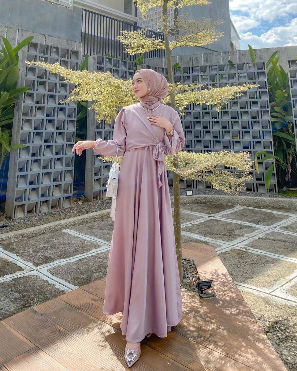 inspirasi dress kondangan nuansa ungu (instagram.com/hanifadl_)