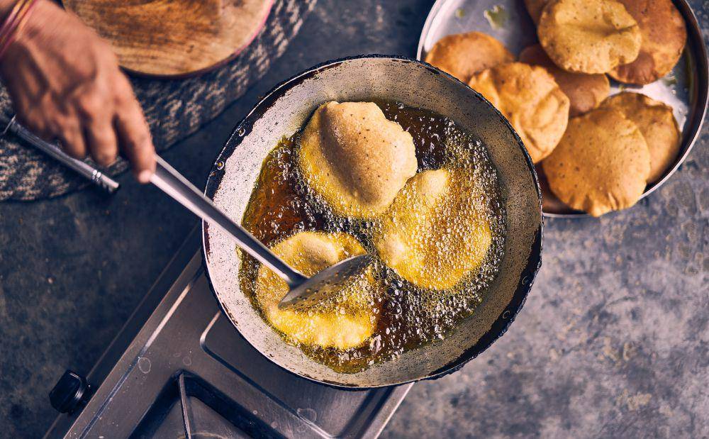 ilustrasi menggoreng roti dengan minyak (unsplash.com/Ashwini Chaudhary(Monty))