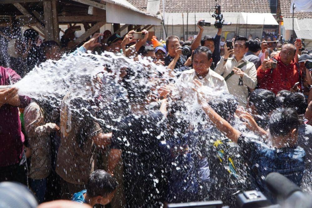 Prabowo ikut bermain air bersama anak-anak di Pasar Sidowayah Wareng, Wonosari, Gunungkidul, Rabu (9/8/2023). (Dok. Diskominfo Gunungkidul)