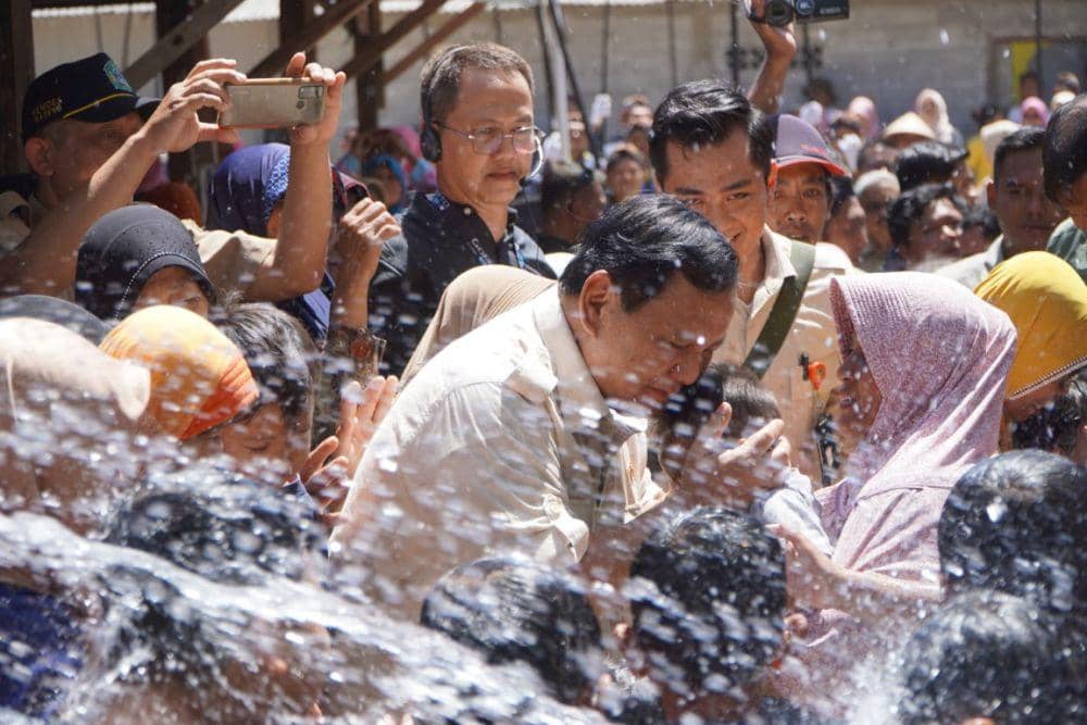 Prabowo ikut bermain air bersama anak-anak di Pasar Sidowayah Wareng, Wonosari, Gunungkidul, Rabu (9/8/2023). (Dok. Diskominfo Gunungkidul)