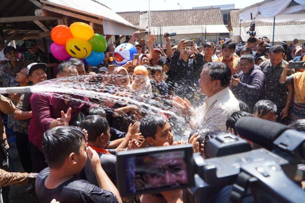 Prabowo ikut bermain air bersama anak-anak di Pasar Sidowayah Wareng, Wonosari, Gunungkidul, Rabu (9/8/2023). (Dok. Diskominfo Gunungkidul)
