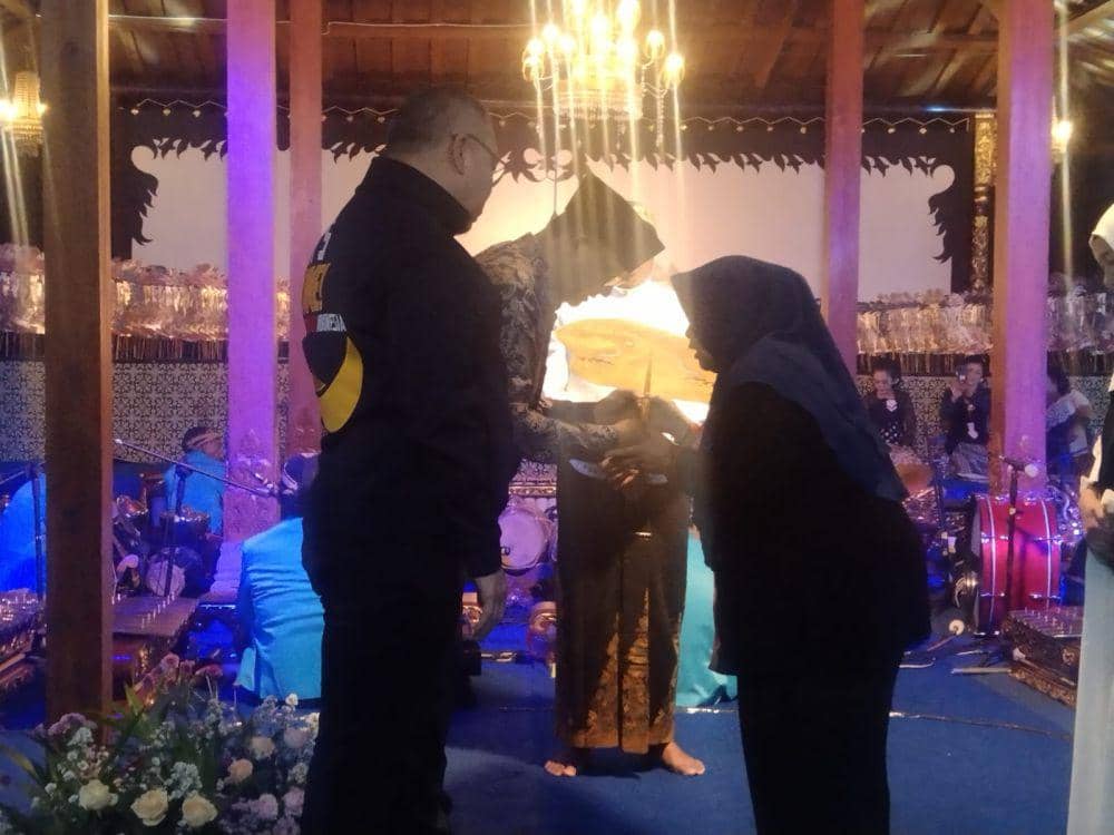 Anies Baswedan saat tiba Malang untuk menonton pagelaran wayang kulit di Singosari. (IDN Times/Rizal Adhi Pratama)