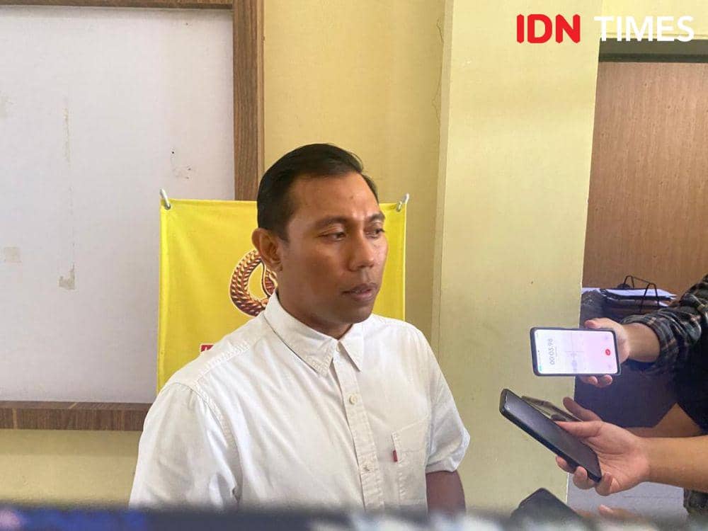 Kasatreskrim Polresta Bandar Lampung, Kompol Dennis Arya Putra saat diwawancarai awak media. (IDN Times/Tama Yudha Wiguna).