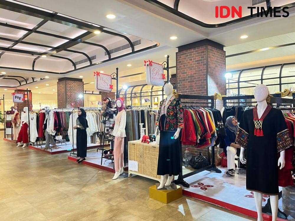 Asosiasi Pengelola Pusat Belanja Indonesia (APPBI) menggelar Indonesia Shopping Festival dengan memberikan promo diskon hingga 78 persen kepada konsumen di 19 mal di Jawa Tengah mulai 10–20 Agustus 2023. (IDN Times/Anggun Puspitoningrum)