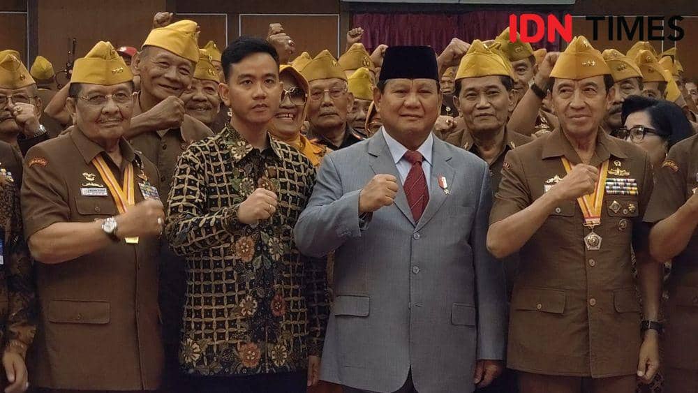 Prabowo Subianto dan Gibran Rakabuming Raka bersama para Veteran di Hari Veteran Nasional di UNS. (IDN Times/Larasati Rey)