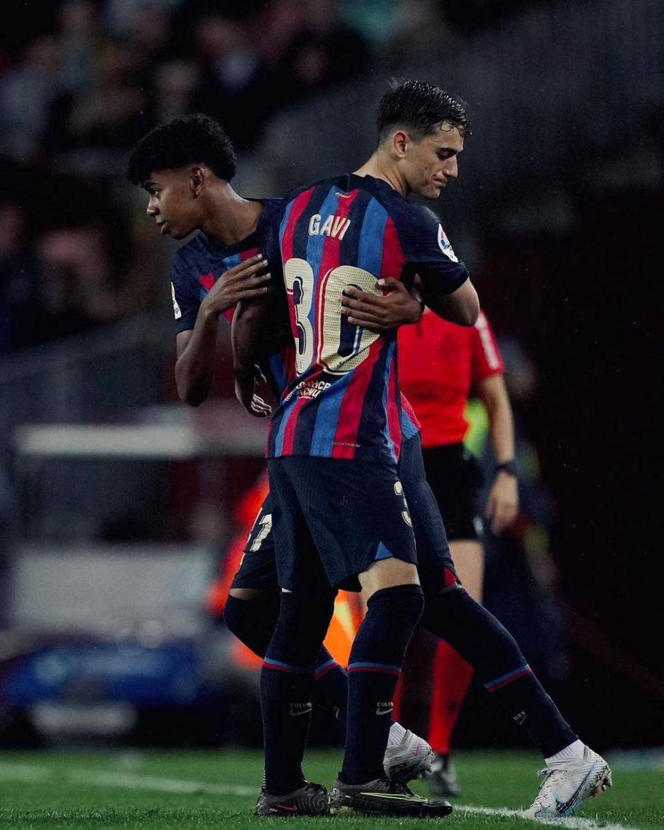 Lamine Yamal (kiri) saat saat melakukan debut di Barca menggantikan Gavi. (instagram/fcbarcelona)