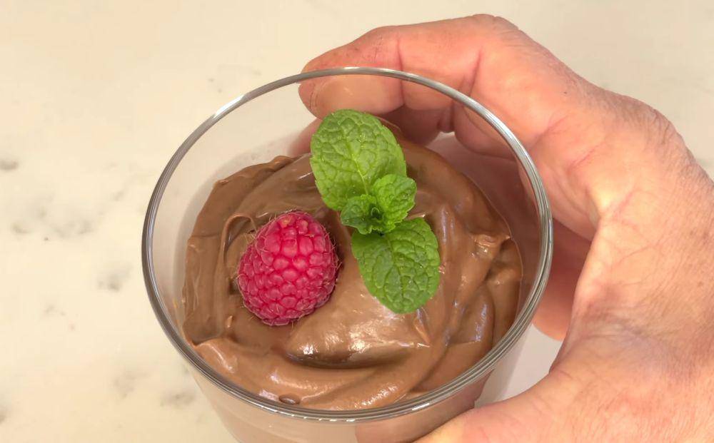 ilustrasi penyajian cokelat mousse (youtube.com/Our Gabled Home)