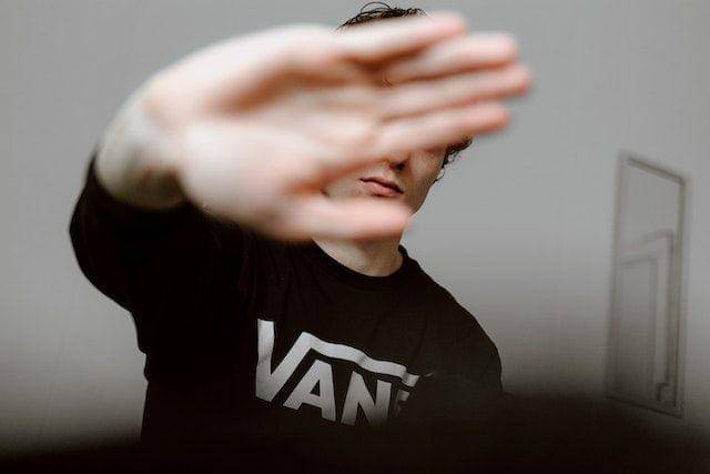 ilustrasi menutupi kamera (pexels.com/Alex Blokstra)