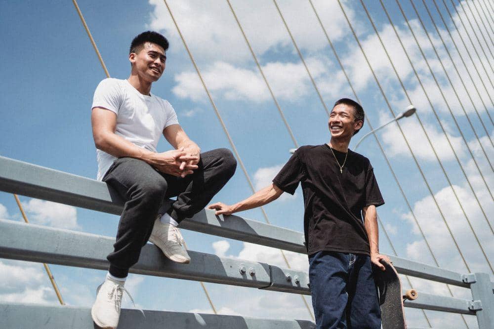 ilustrasi skater pria di jembatan (pexels.com/Allan Mas)