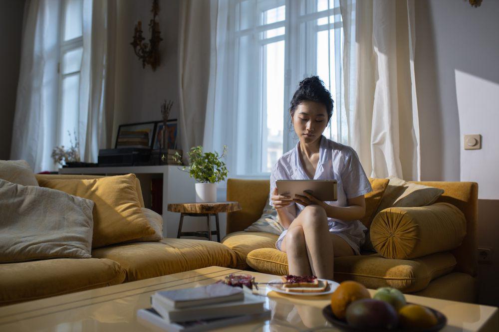 8 Tips Aman Tinggal Sendirian, Jangan Terlalu Jujur pada Orang Asing