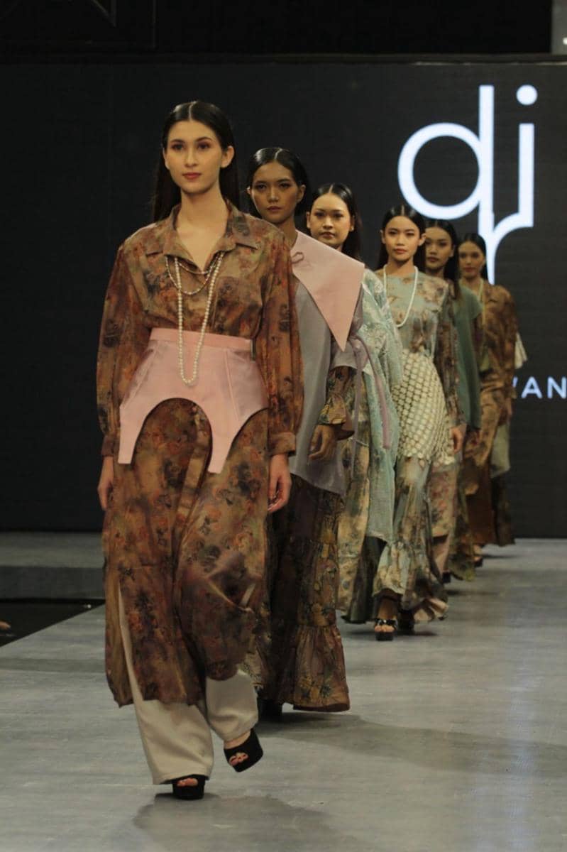 Para model memeragakan rancangan busana wastra nusantara dari desainer di Kota Semarang dalam ajang Semarang Fashion Trend 2023. (dok. IFC Chapter Semarang)