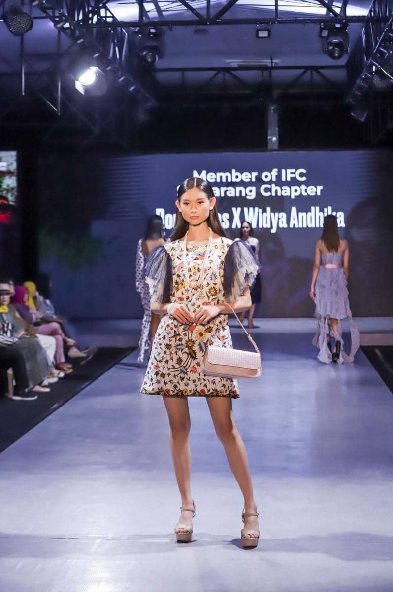 Para model memeragakan rancangan busana wastra nusantara dari desainer di Kota Semarang dalam ajang Semarang Fashion Trend 2023. (dok. IFC Chapter Semarang)