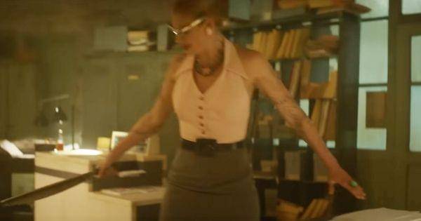 Karyawati bagian adminstrasi mengambil parang ( Dok. Peacock / The Continental )