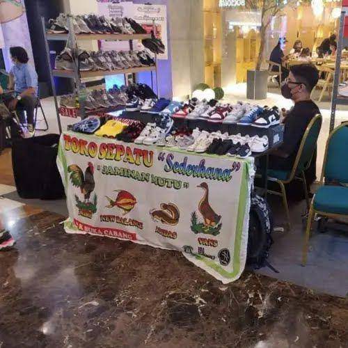 spanduk pecel lele salah gambar kocak (twitter.com/garasikomedi)