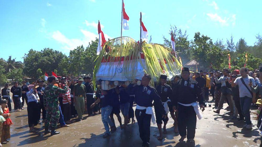 Sesaji yang dilarung ke Pantai Sidem di Tulungagung. IDN Times/ Bramanta Pamungkas
