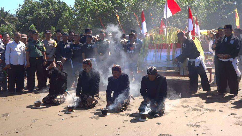 Prosesi sebelum sesaji di larung Tulungagung. IDN Times/ Bramanta Pamungkas