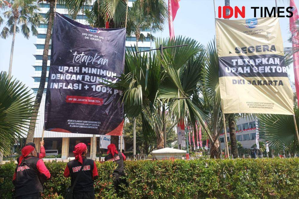 Aliansi Aksi Sejuta Buruh (AASB) menggeruduk Balai Kota, Jakarta Pusat, Kamis (10/8/2023). (IDN Times/Dini Suciatiningrum)