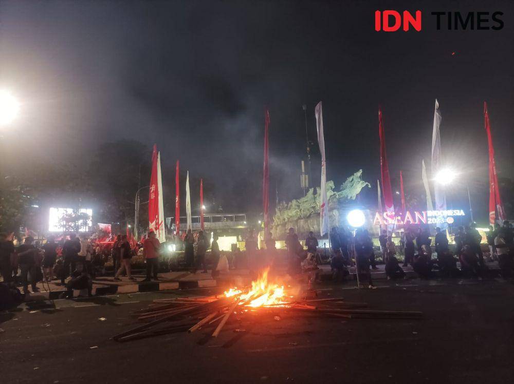 Ribuan buruh membakar kayu saat demo di sekitar Monas, Kamis (10/8/2023) (IDN Times / Dini Suciatiningrum)