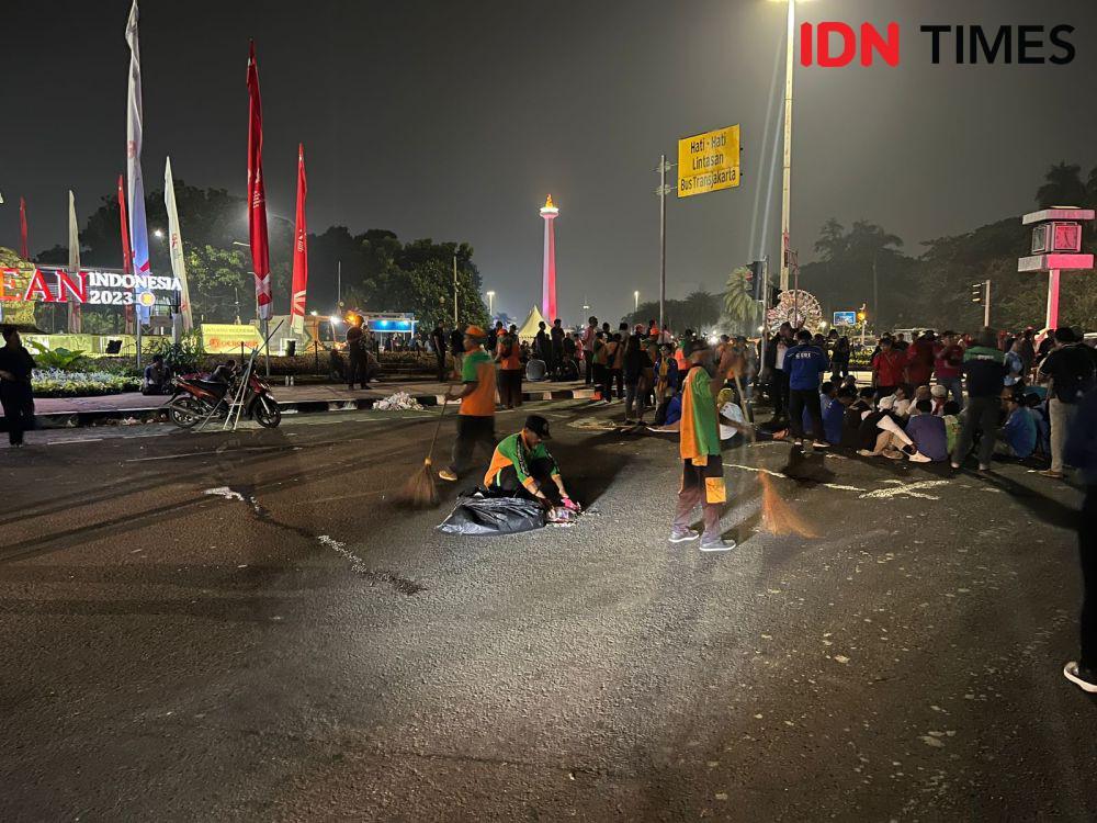 Buruh Mulai Bubar, Pasukan Oranye Beraksi
