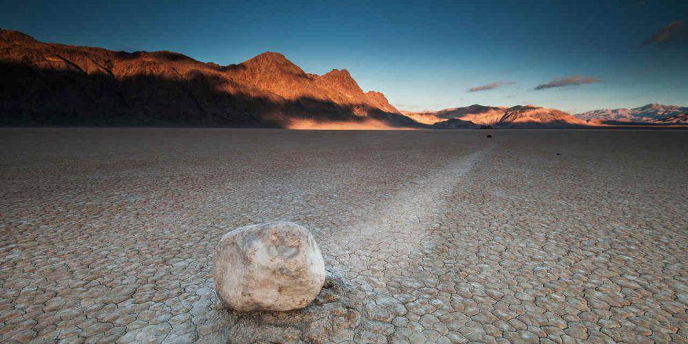batu berjalan di death valley (sworld.co.uk)