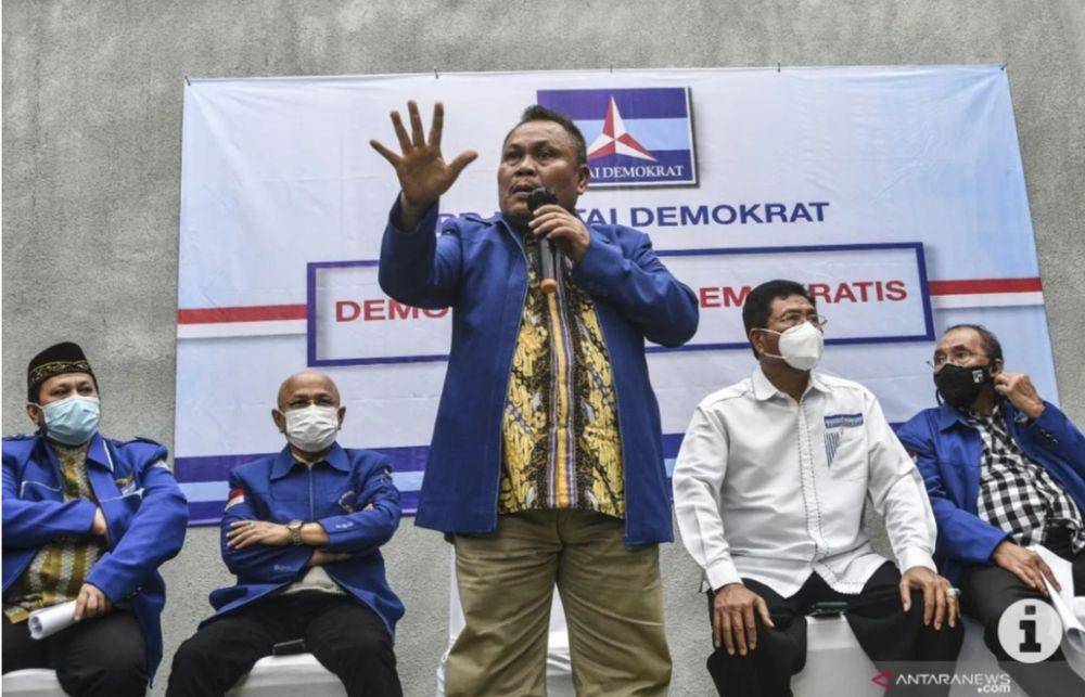 Salah satu inisiator KLB Demokrat di Medan, Darmizal (duduk kedua dari kiri) ketika memberikan keterangan pers. (ANTARA FOTO)