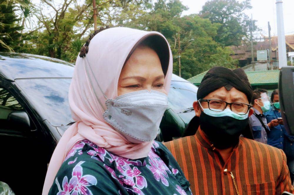 Wali Kota Batu, Dewanti Rumpoko bersama Wali Kota Malang, Sutiaji usai pertemuan di Balai Kota Malang. (IDN Times/Alfi Ramadana)