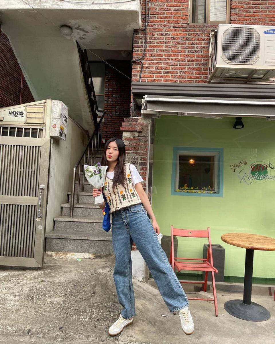 inspirasi padu padan knitwear ala Kwon Eunbi (instagram.com/silver_rain.__)