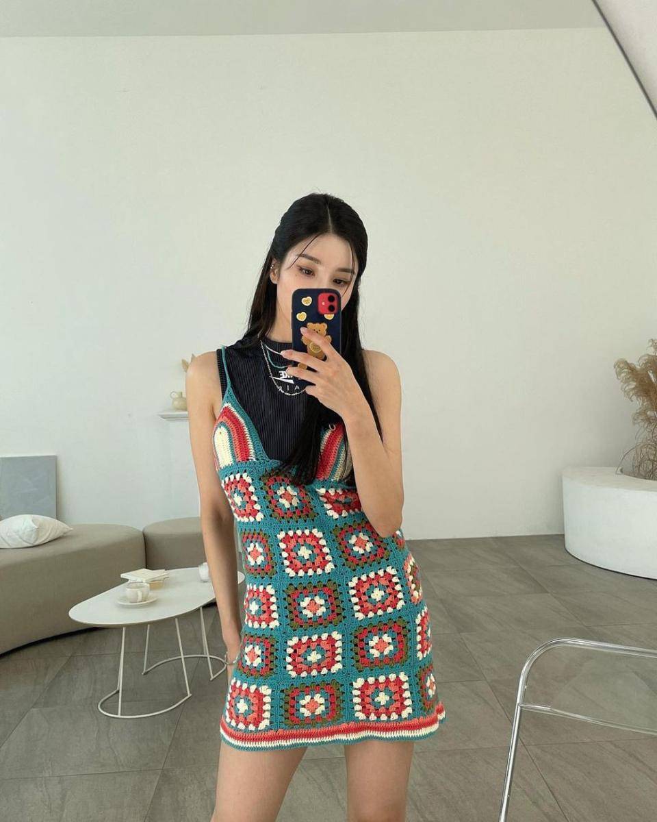 inspirasi padu padan knitwear ala Kwon Eunbi (instagram.com/silver_rain.__)