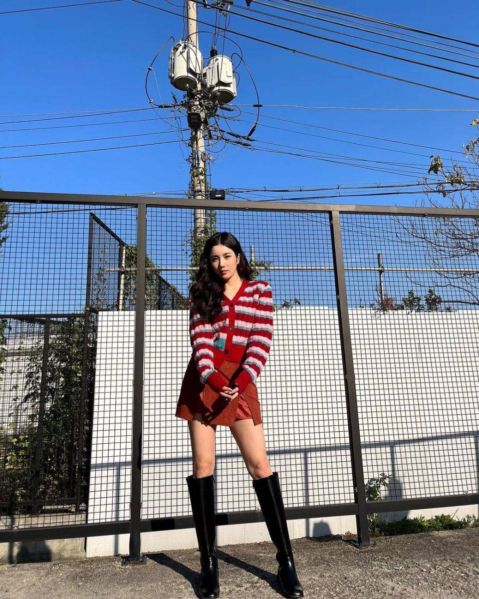 inspirasi padu padan knitwear ala Kwon Eunbi (instagram.com/silver_rain.__)