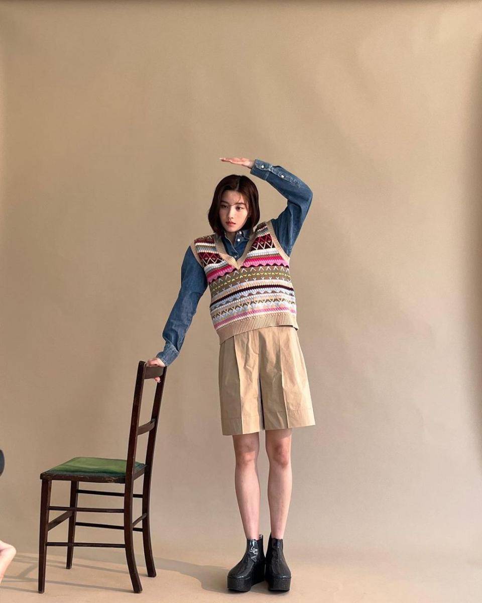 inspirasi padu padan knitwear ala Kwon Eunbi (instagram.com/silver_rain.__)