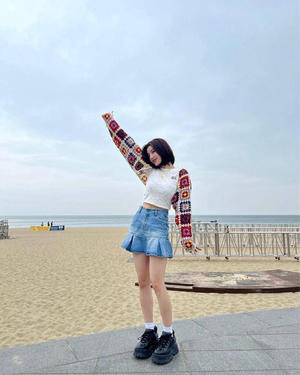 inspirasi padu padan knitwear ala Kwon Eunbi (instagram.com/silver_rain.__)