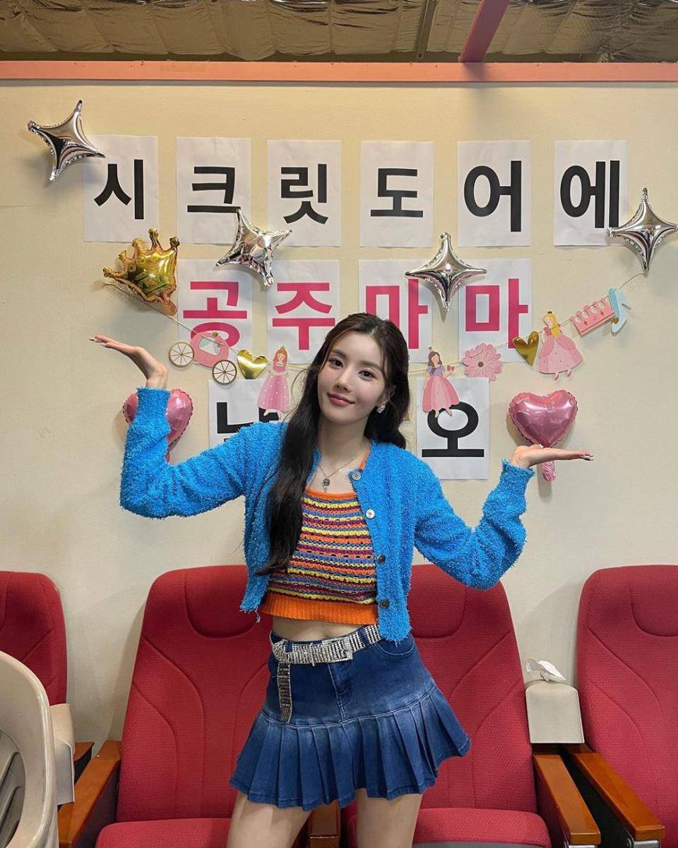 inspirasi padu padan knitwear ala Kwon Eunbi (instagram.com/silver_rain.__)