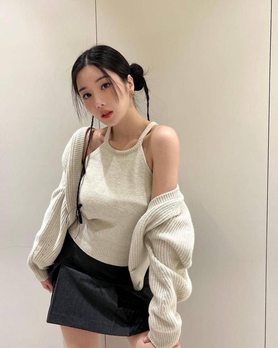 inspirasi padu padan knitwear ala Kwon Eunbi (instagram.com/silver_rain.__)