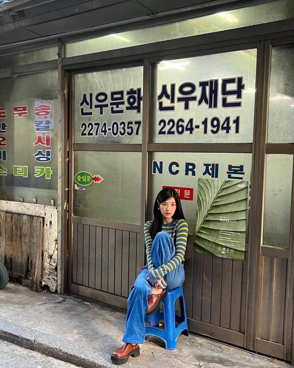 inspirasi padu padan knitwear ala Kwon Eunbi (instagram.com/silver_rain.__)