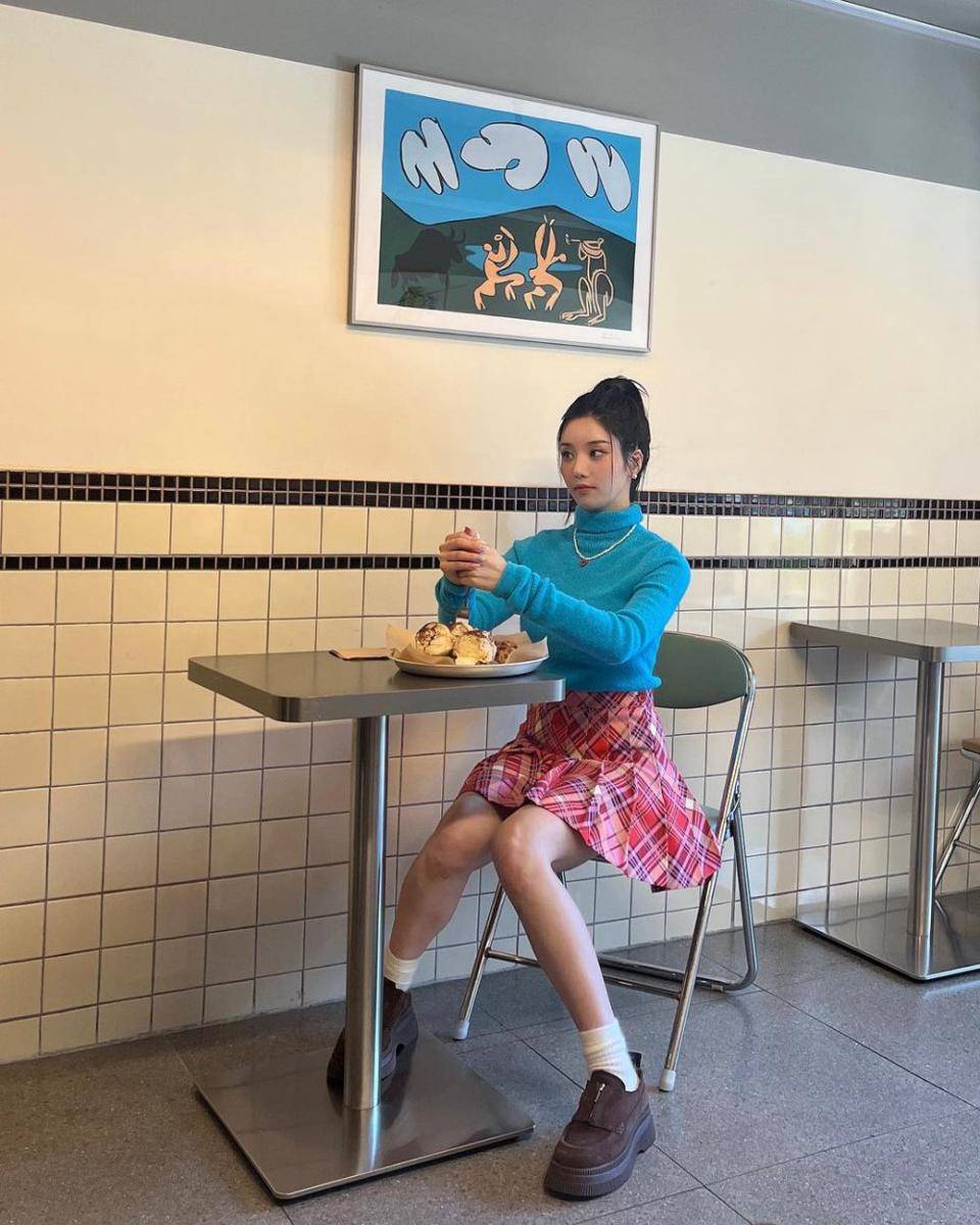 inspirasi padu padan knitwear ala Kwon Eunbi (instagram.com/silver_rain.__)