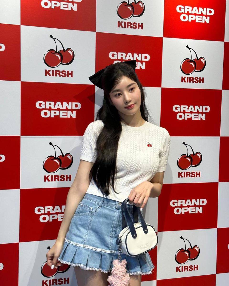 inspirasi padu padan knitwear ala Kwon Eunbi (instagram.com/silver_rain.__)