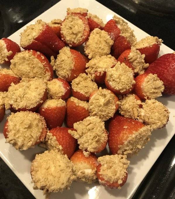 potret kombinasi aneh stroberi dengan makanan lain (reddit.com/r/StupidFood)