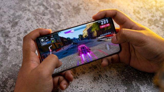 seseorang sedang main game di smartphone (unsplash.com/@amanz)