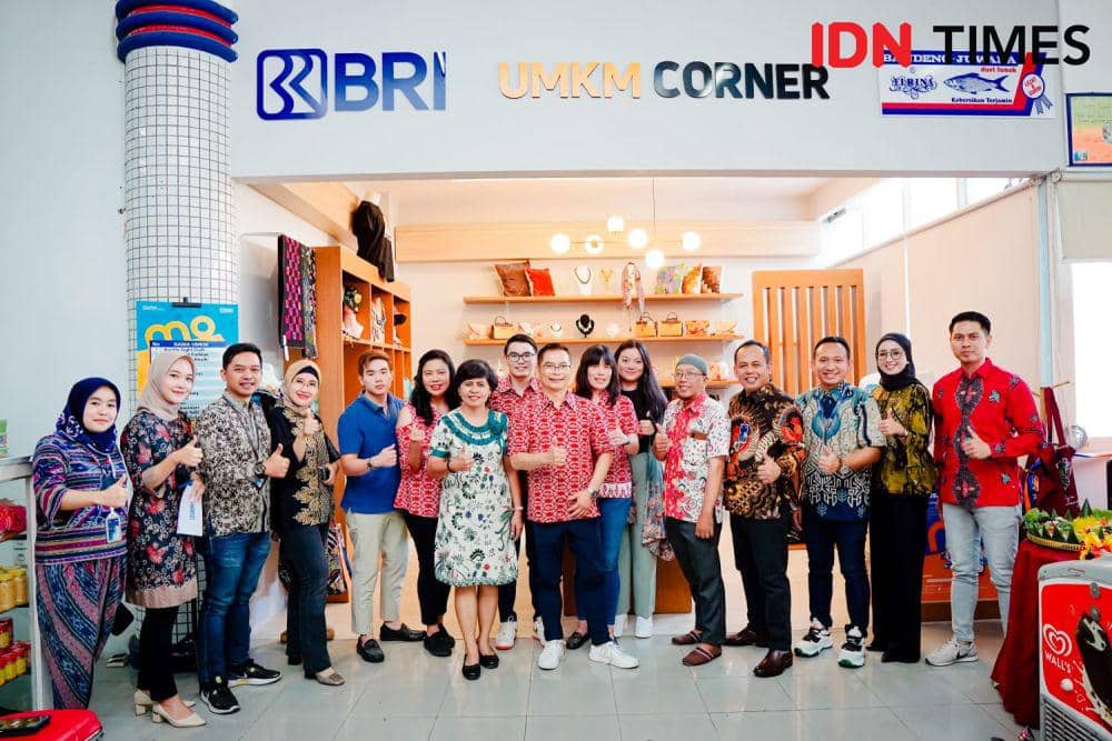 Produk UMKM binaan BRI dipasarkan di BRI UMKM Corner di toko oleh-oleh Bandeng Juwana Cabang Pamularsih Semarang. (IDN Times/Anggun Puspitoningrum)