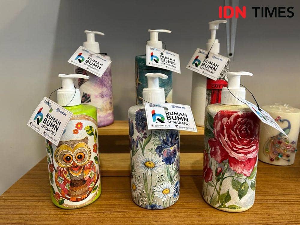 Produk UMKM binaan BRI dipasarkan di BRI UMKM Corner di toko oleh-oleh Bandeng Juwana Cabang Pamularsih Semarang. (IDN Times/Anggun Puspitoningrum)