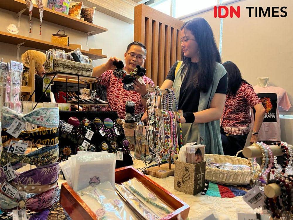 Produk UMKM binaan BRI dipasarkan di BRI UMKM Corner di toko oleh-oleh Bandeng Juwana Cabang Pamularsih Semarang. (IDN Times/Anggun Puspitoningrum)