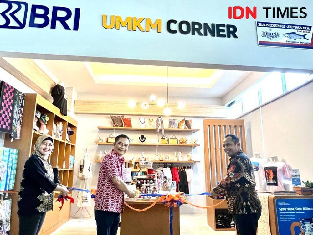 Produk UMKM binaan BRI dipasarkan di BRI UMKM Corner di toko oleh-oleh Bandeng Juwana Cabang Pamularsih Semarang. (IDN Times/Anggun Puspitoningrum)