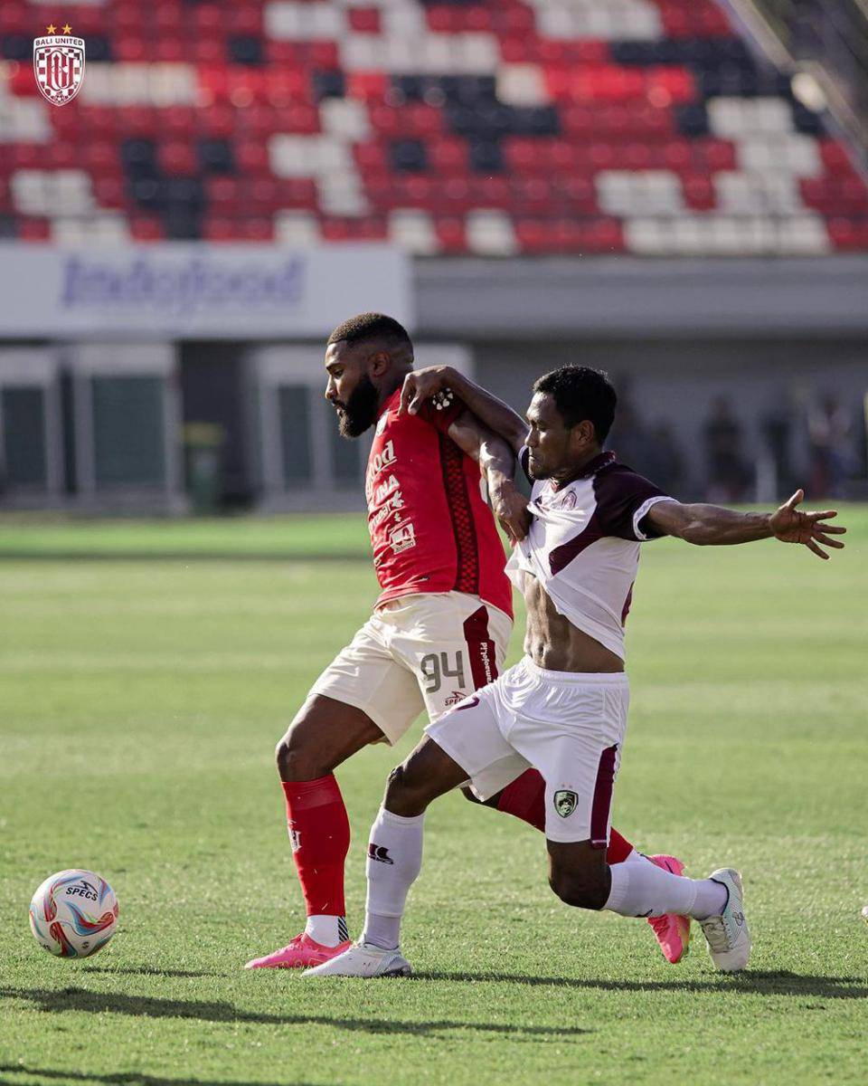 Jefferson Assis sedang berebut bola dengan pemain PSM Makassar. (Instagram.com/baliunitedfc)