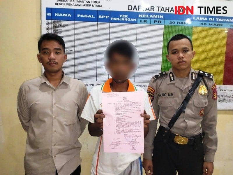 Tersangka ID diapit dua orang Polisi . Foto Humas Polres PPU (IDN Times/Ervan)