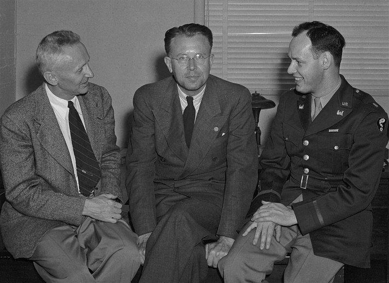 Ernest O. Lawrence (tengah) bersama Donald Cooksey (kiri) dan Harold A. Fidler (kanan). (commons.wikimedia.org)