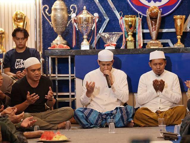 Arema FC saat melakukan doa bersama di Kandang Singa. (Dok. Media Officer Arema FC)