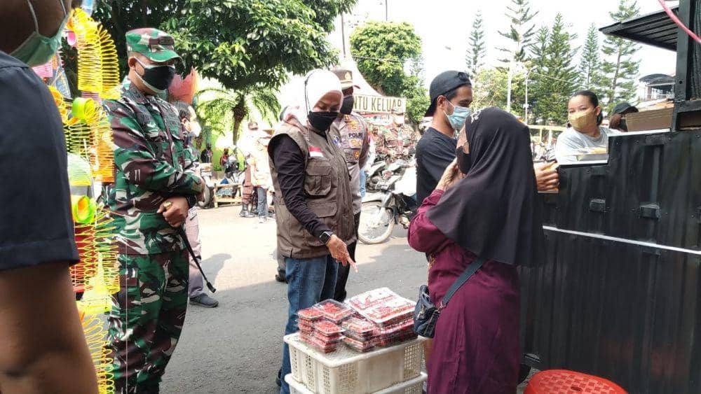 Wali Kota Batu, Dewanti Rumpoko saat menemui pedagang kaki lima di Alun-alun Kota Batu. (Dok. Humas Pemkor Batu)
