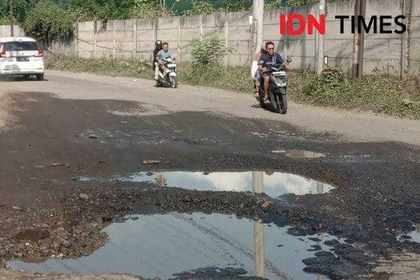 Ruas jalan Lembar - Pelabuhan Gili Mas Lombok Barat yang bergelombang dan berlubang sebelum diperbaiki. (IDN Times/Muhammad Nasir)