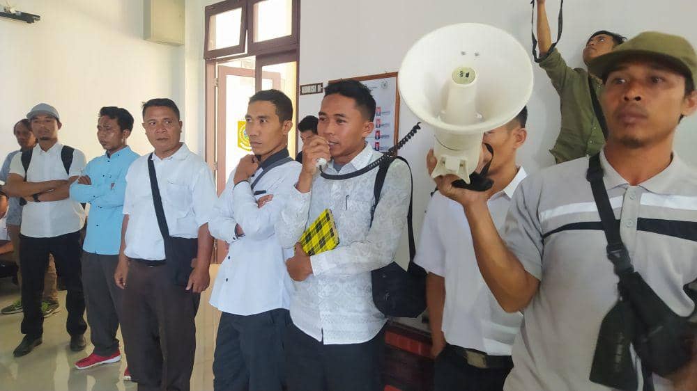 Ratusan tenaga honorer menyampaikan aspirasinya di lantai 2 Kantor DPRD Lombok Timur (dok. Ruhaili)